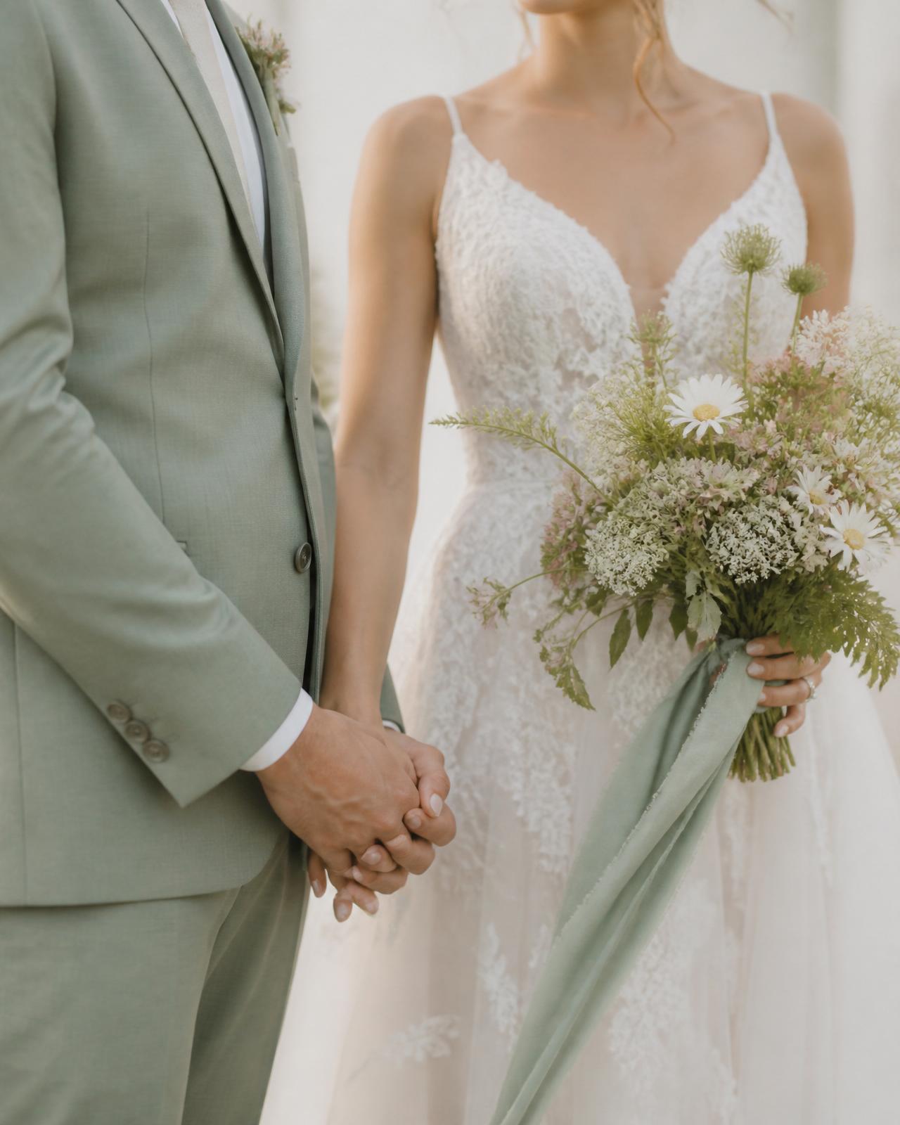 Pareja celebrando su boda